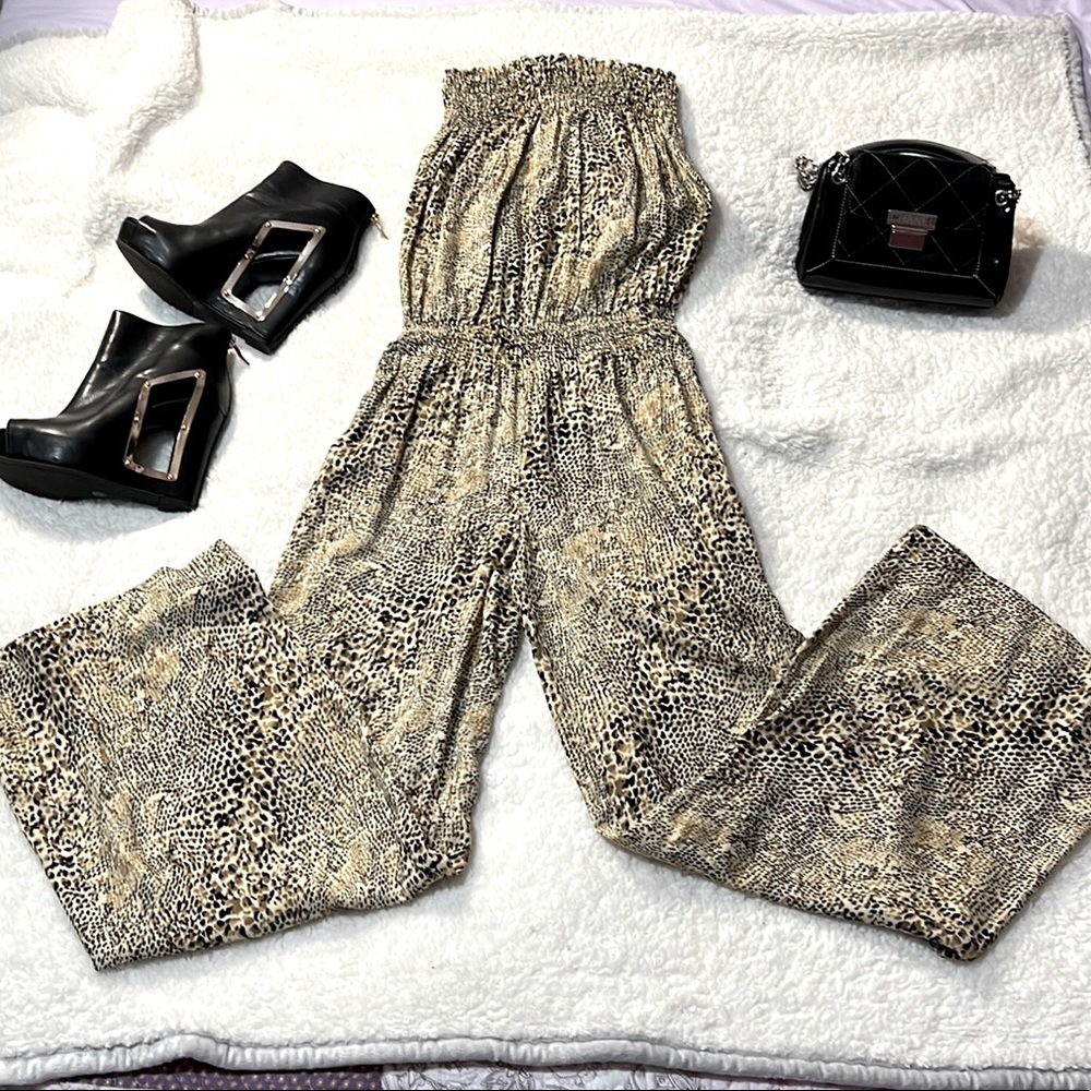 Wide elastic at waist and on top. Dress up or keep it simple.